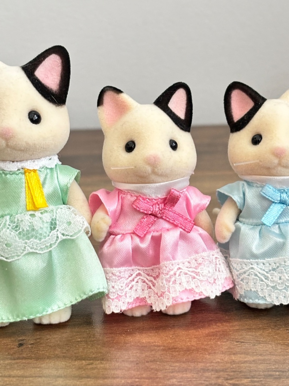 Calico Critters Sylvanian Families  Tuxedo Cat Family SET 4 Figures With Clothes - Picture 5 of 11